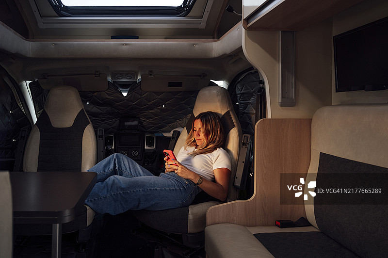 女人在房车里看手机图片素材