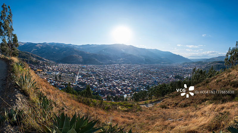 秘鲁安卡什地区瓦拉斯城市全景（晴天，墓地景观）图片素材