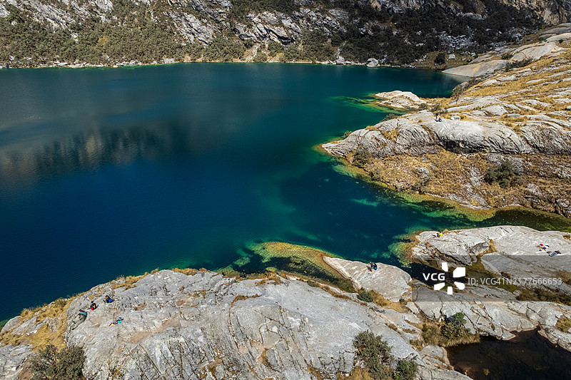 秘鲁安卡什瓦斯卡兰国家公园，从上方看到的布兰卡山脉中的绿松石水域丘鲁普泻湖鸟瞰图片素材