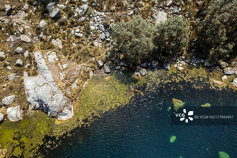 秘鲁安卡什瓦斯卡兰国家公园，从上方看到的布兰卡山脉中的绿松石水域丘鲁普泻湖鸟瞰图片素材
