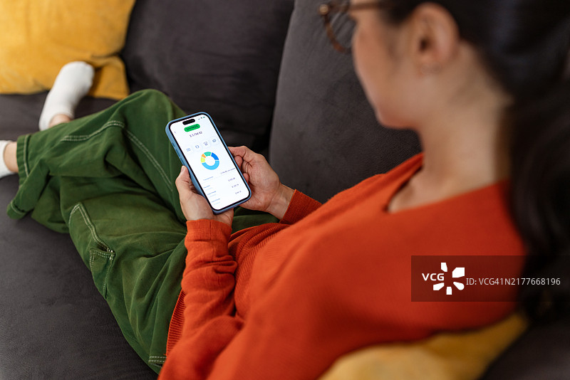 使用手机银行App的日本女人图片素材