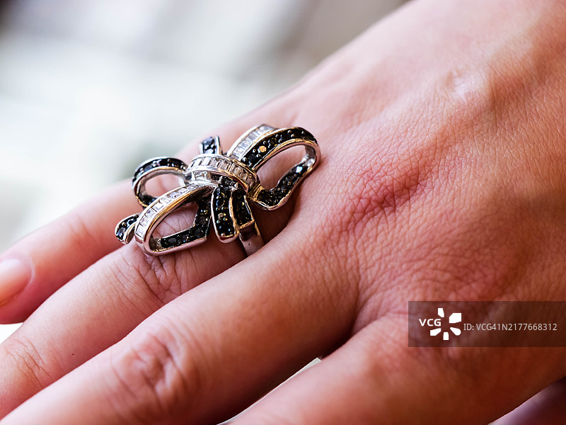 阿拉伯联合酋长国迪拜 - 黄金和白银市场 - 奢华高端阿拉伯风格结婚或订婚钻戒特写图片素材