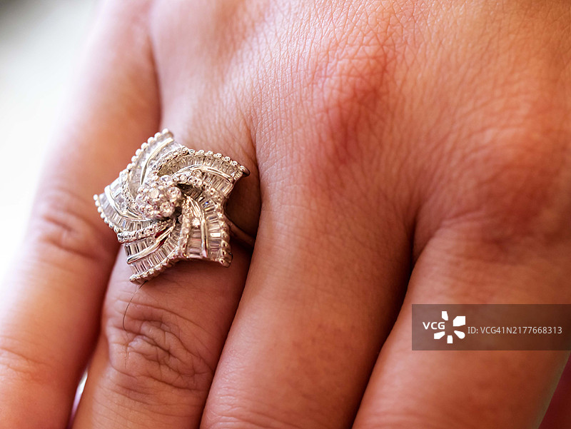 阿拉伯联合酋长国迪拜 - 黄金和白银市场 - 奢华高端阿拉伯风格结婚或订婚钻戒特写图片素材