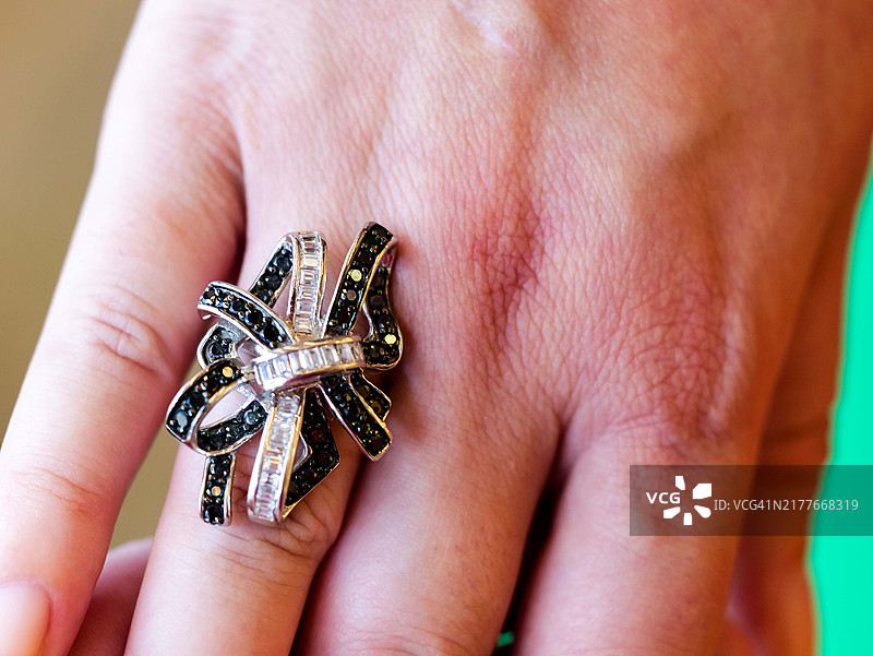 阿拉伯联合酋长国迪拜 - 黄金和白银市场 - 奢华高端阿拉伯风格结婚或订婚钻戒特写图片素材