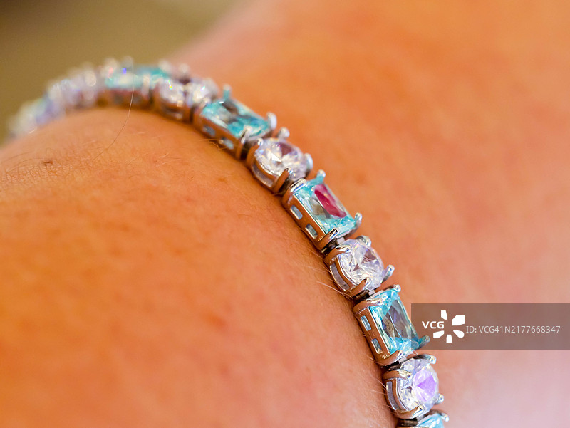 迪拜黄金与白银市场特写：奢华订婚/结婚钻石手镯图片素材