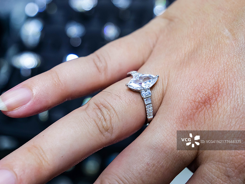 阿联酋迪拜黄金和白银市场特写：奢华订婚结婚钻戒图片素材