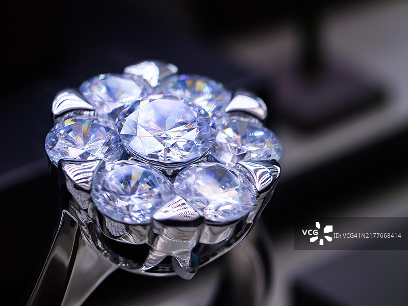 阿联酋迪拜黄金和白银市场特写：奢华订婚结婚钻戒图片素材