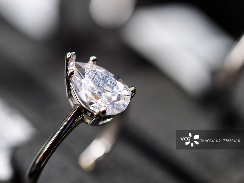 阿联酋迪拜黄金和白银市场特写：奢华订婚结婚钻戒图片素材