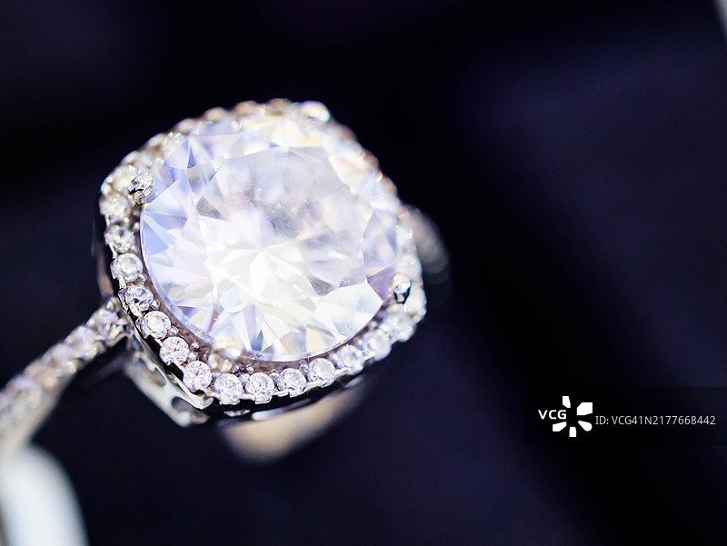 阿联酋迪拜黄金和白银市场特写：奢华订婚结婚钻戒图片素材