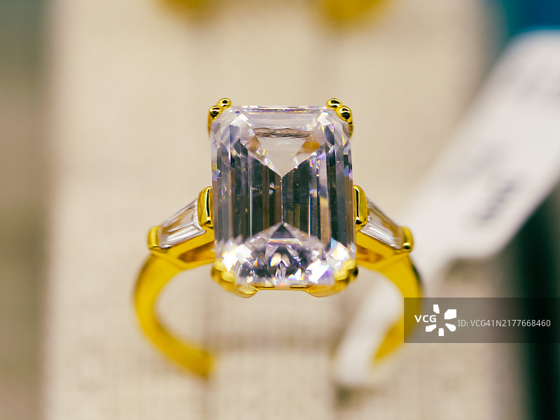 阿联酋迪拜黄金和白银市场特写：奢华订婚结婚钻戒图片素材