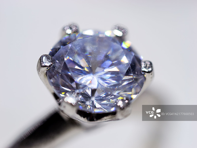 阿联酋迪拜黄金和白银市场特写：奢华订婚结婚钻戒图片素材