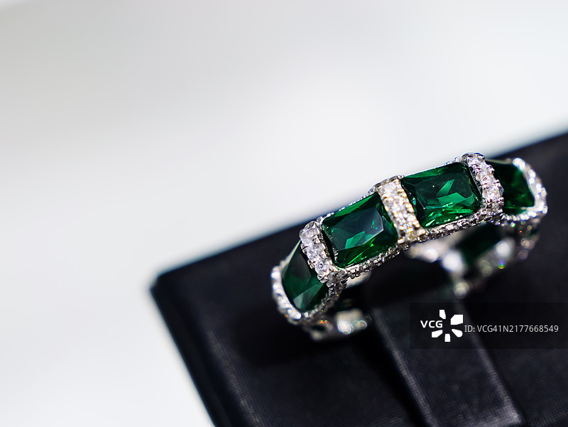 阿联酋迪拜黄金和白银市场特写：奢华高档祖母绿戒指，适合婚礼或订婚图片素材