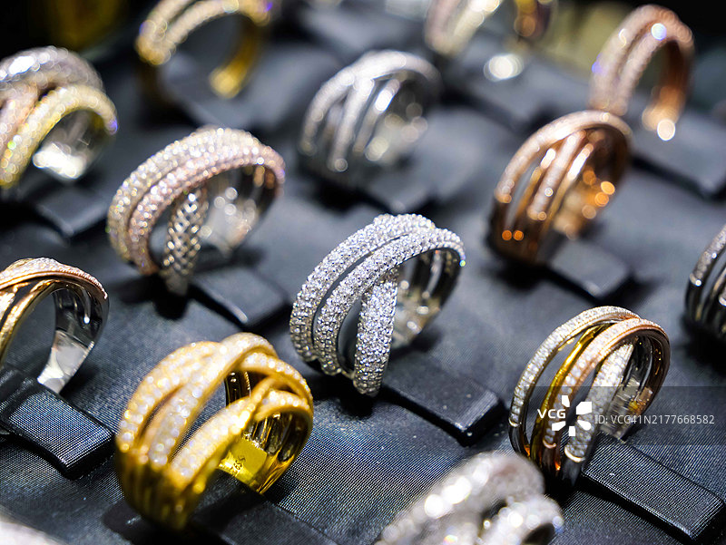 迪拜黄金和白银市场：奢华阿拉伯钻石戒指系列图片素材