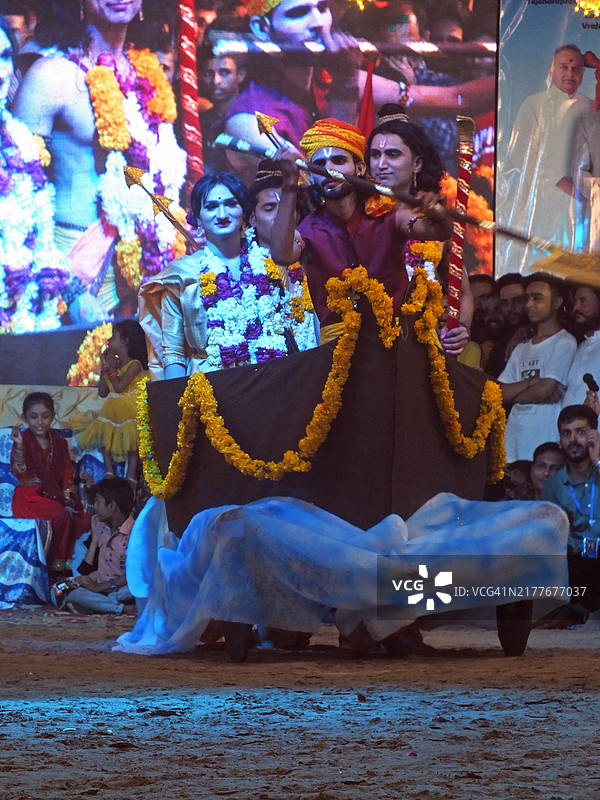 来自巴基斯坦印度教社区的民众在十胜节表演罗摩衍那图片素材