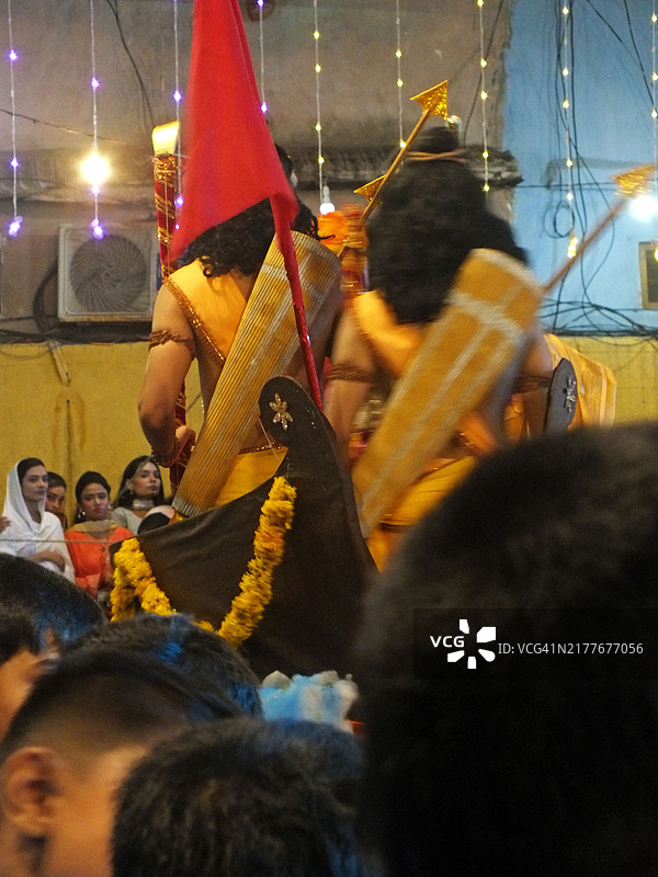 来自巴基斯坦印度教社区的民众在十胜节表演罗摩衍那图片素材
