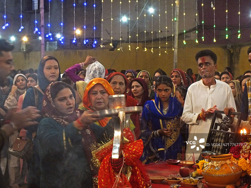 来自巴基斯坦印度教社区的妇女在十胜节上表演Aarti图片素材