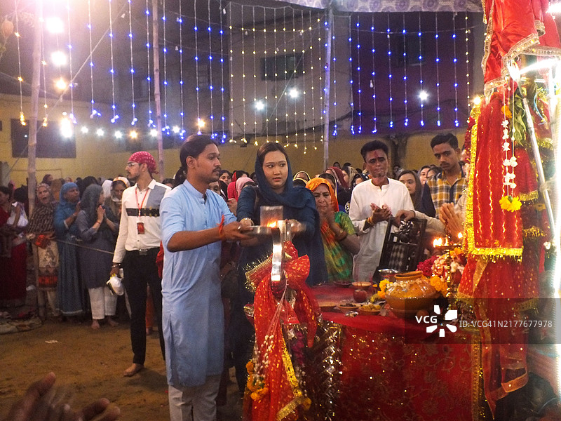 来自巴基斯坦印度教社区的妇女在十胜节上表演Aarti图片素材