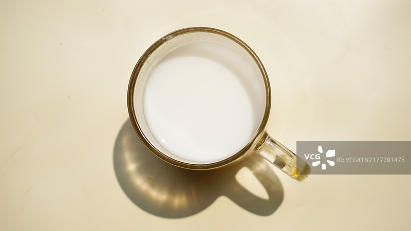 桌上玻璃杯牛奶的扁平风图片素材