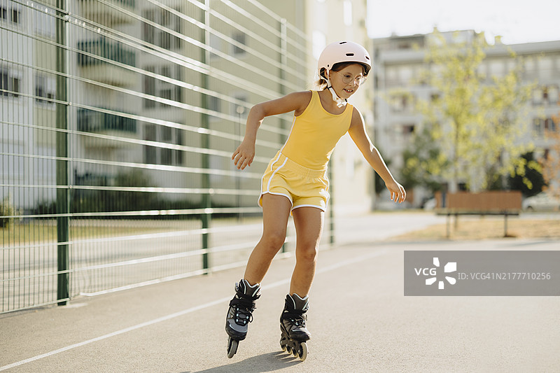 玩轮滑的可爱小女孩图片素材
