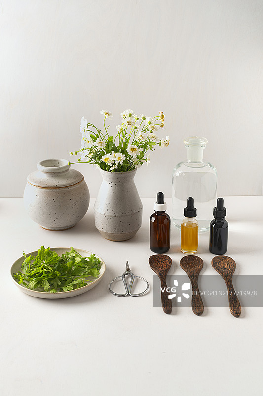 自然疗法：新鲜自种草药，手工酊剂、药膏、浸剂图片素材