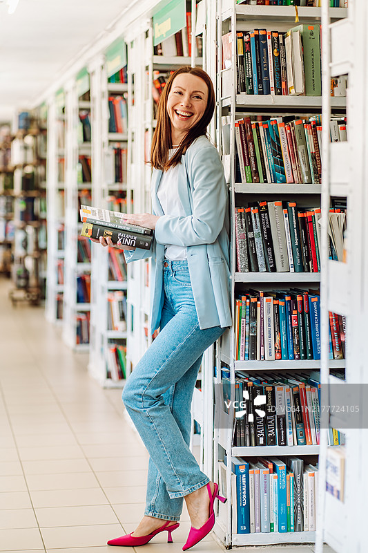 微笑女人顾客书店选购学习用书图片素材