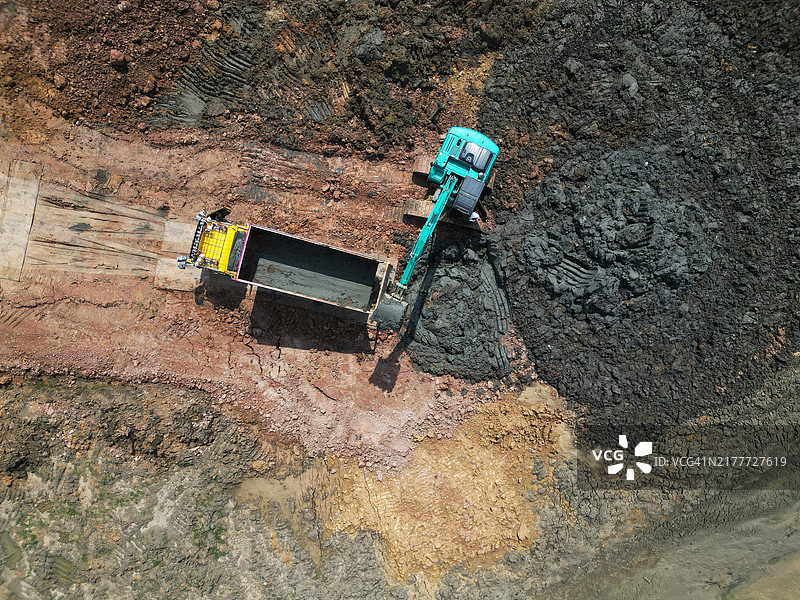 施工现场挖掘机高空航拍视角图片素材