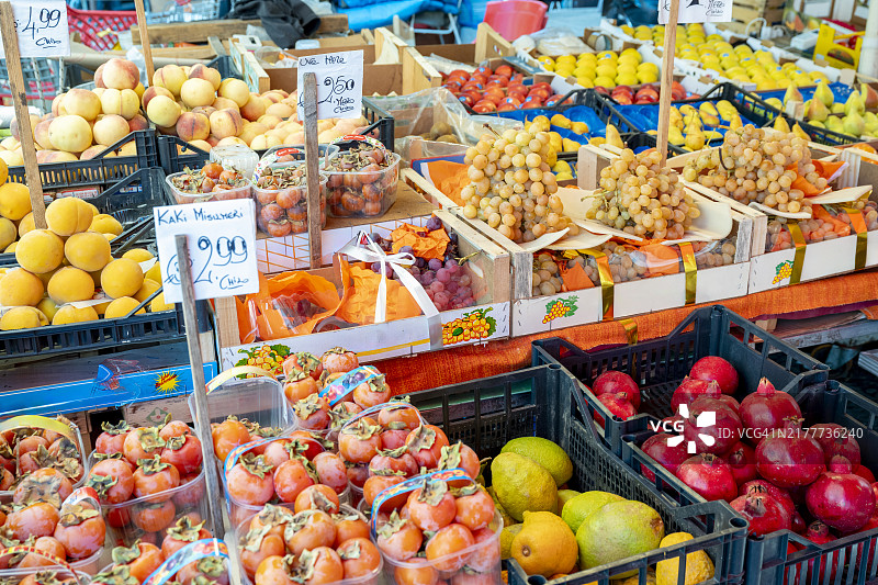 巴勒莫市场摊位上的水果和蔬菜图片素材