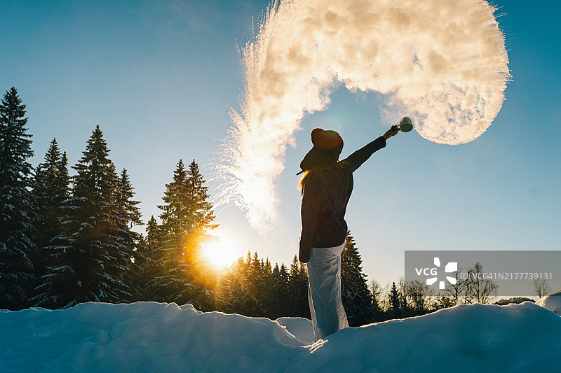 冷热碰撞：沸水在寒冷日出中汽化成雾，营造冬季景观图片素材