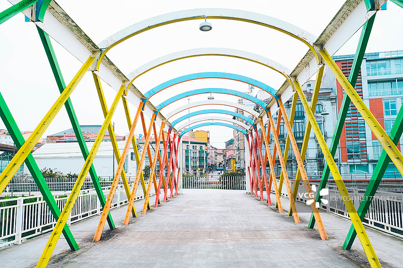 桥上的彩色金属结构图片素材