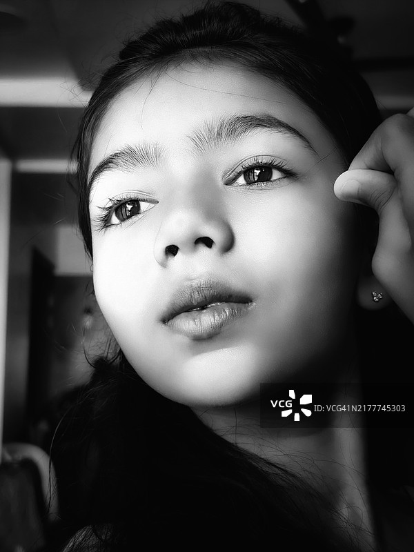 黑白肖像：年轻女孩图片素材
