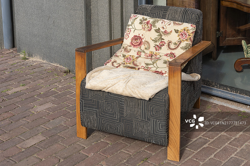 带深座和靠背垫的扶手椅图片素材