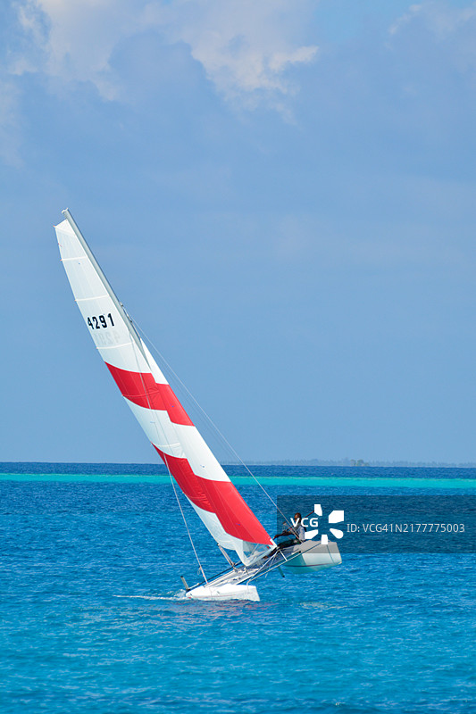 霍比猫双体帆船在马尔代夫碧绿的海水中航行图片素材