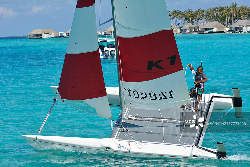 霍比猫双体帆船在马尔代夫碧绿的海水中航行图片素材