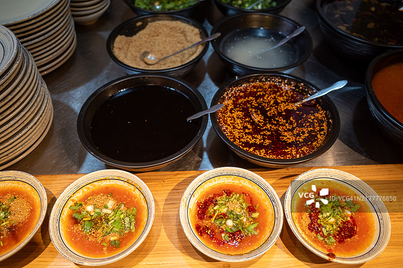 在食品摊准备蘸酱图片素材