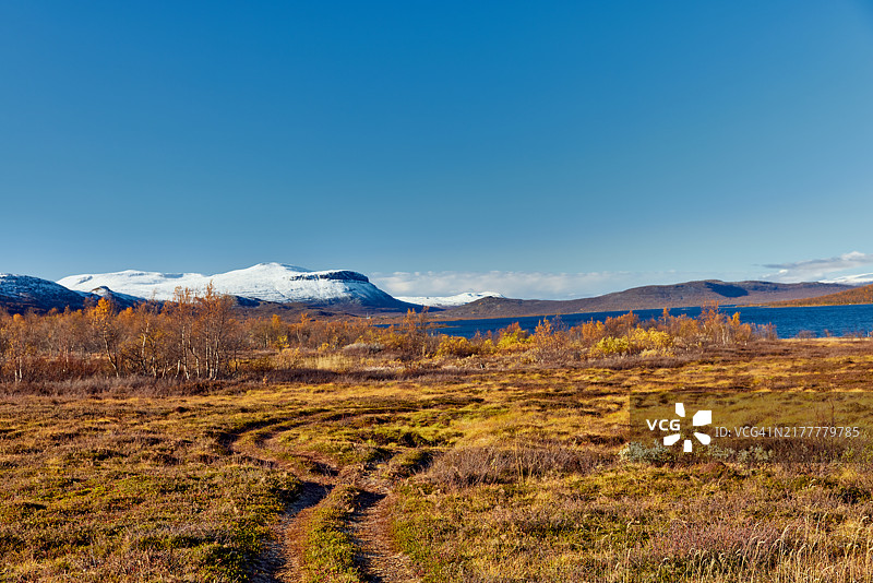 白雪皑皑的山脉和湖泊的秋季景观图片素材