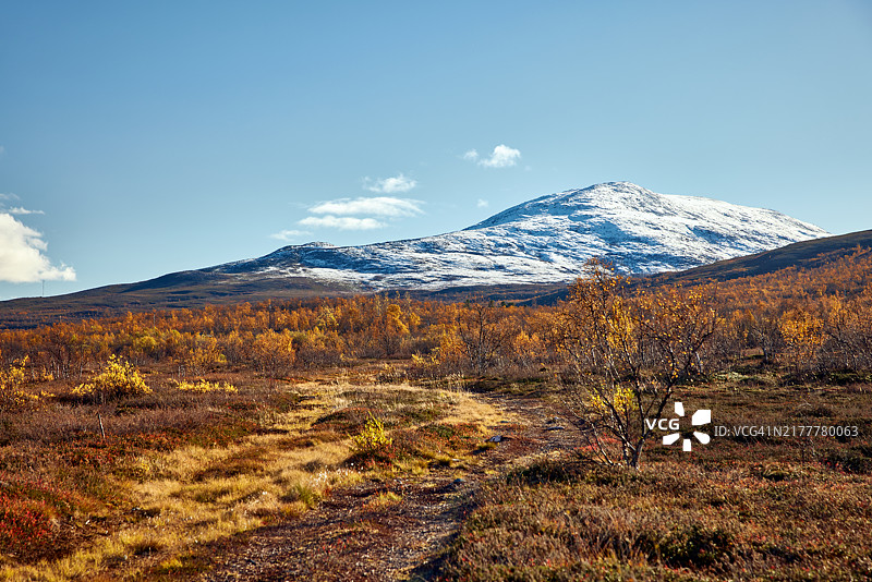 白雪皑皑的山脉和湖泊的秋季景观图片素材