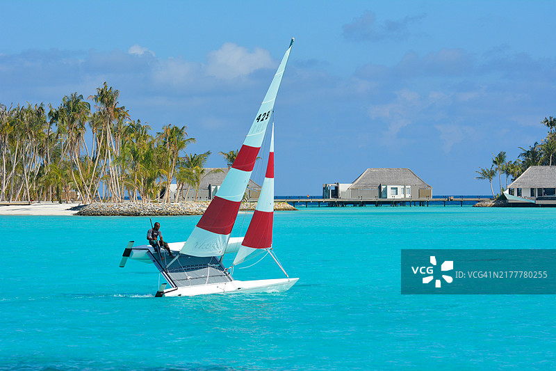 霍比猫双体帆船在马尔代夫碧绿的海水中航行图片素材