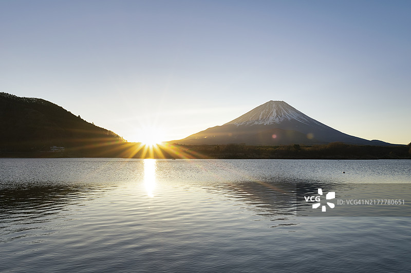 新年概念：富士山与新年日出图片素材