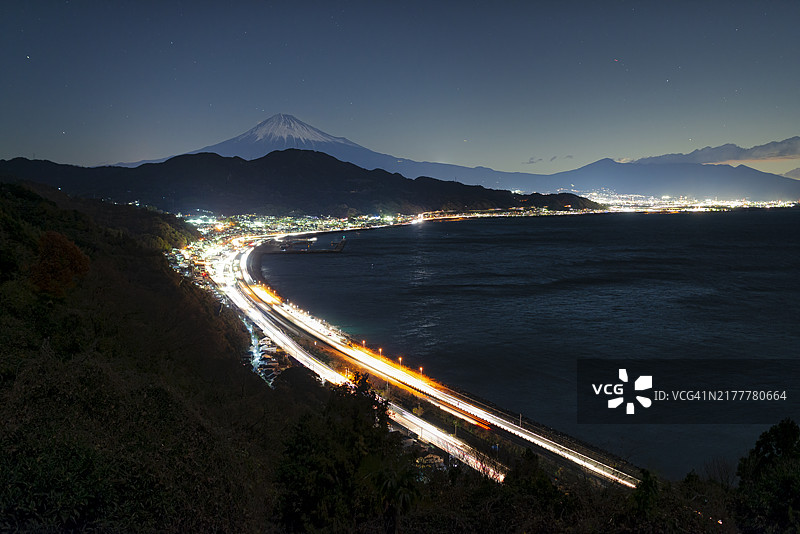 富士山与沿海公路上的光轨图片素材