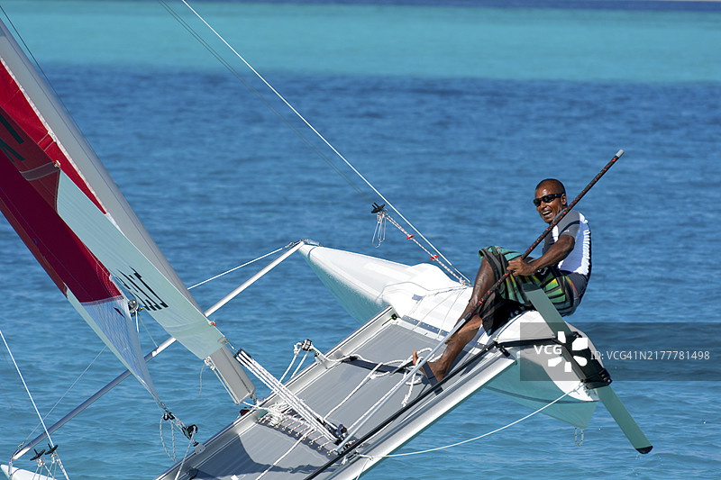 霍比猫双体帆船在马尔代夫碧绿的海水中航行图片素材
