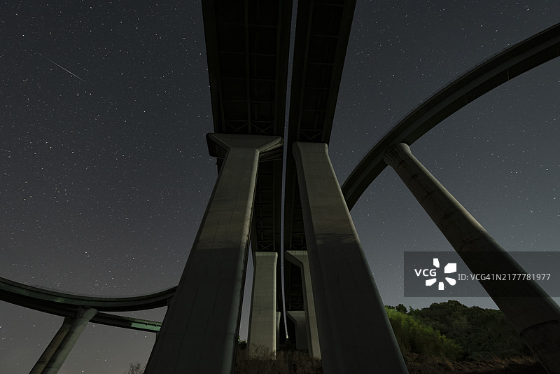 星空下的未来高速公路立交桥景观图片素材