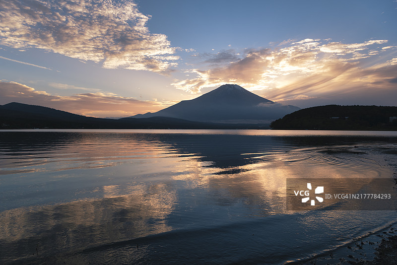 黄昏时分山中湖的富士山倒影图片素材