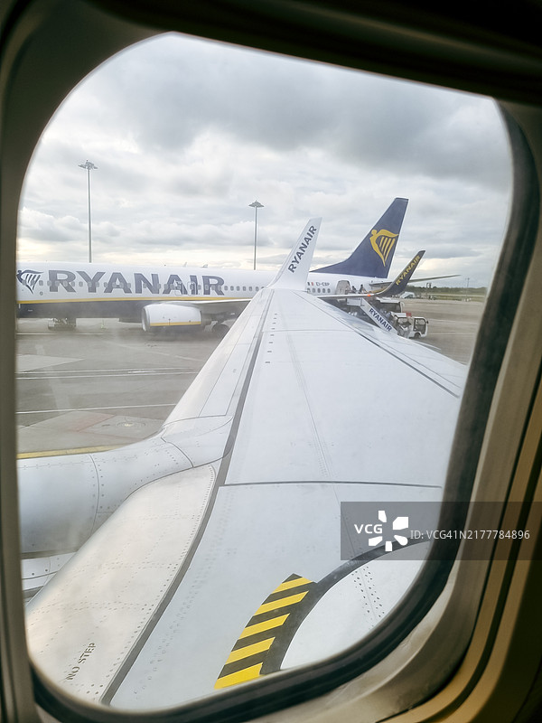 从瑞安航空飞机窗口眺望爱尔兰都柏林机场图片素材