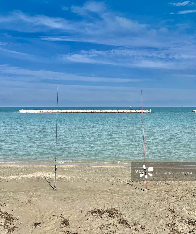 意大利马尔凯省费尔莫的海滩美景与天空相映成趣图片素材