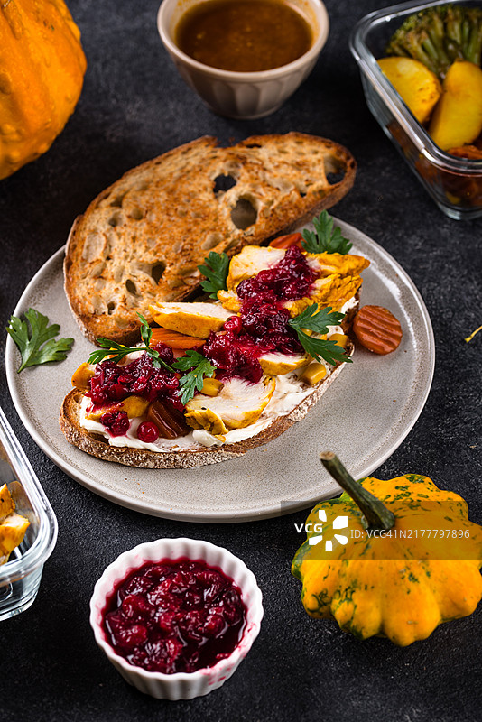 感恩节剩余火鸡三明治图片素材