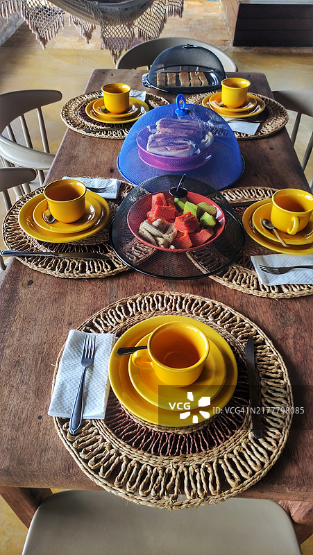 高角度视图的餐桌摆设图片素材