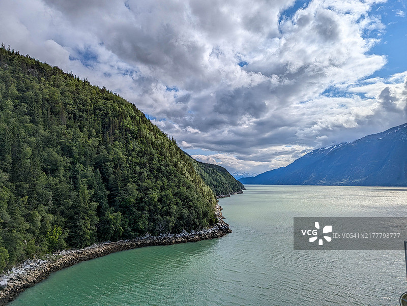阿拉斯加斯卡圭的美丽水景和山脉图片素材