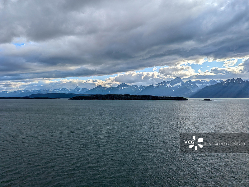 从美国阿拉斯加州斯卡圭出发的游轮上的风景图片素材