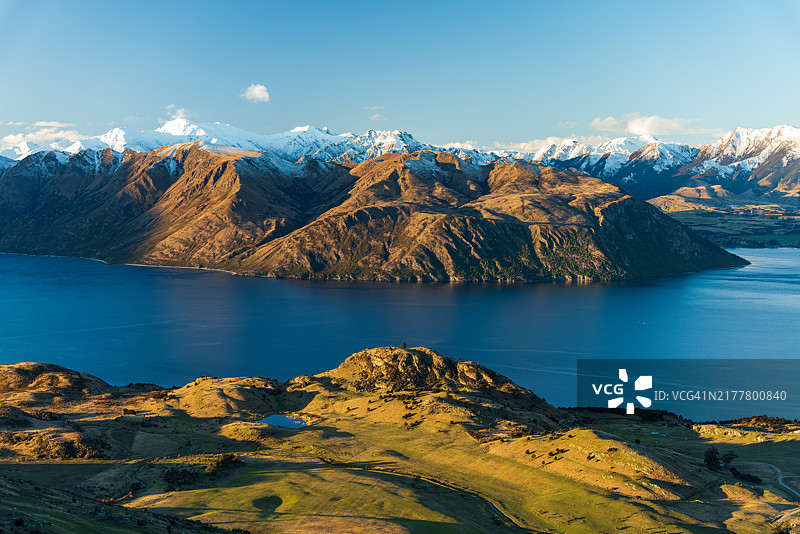 湖泊与山脉在天空下的美丽景色图片素材