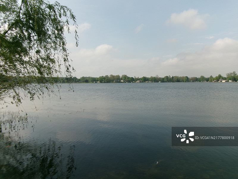 印第安纳州奥兰德的湖泊与天空的美丽景色图片素材
